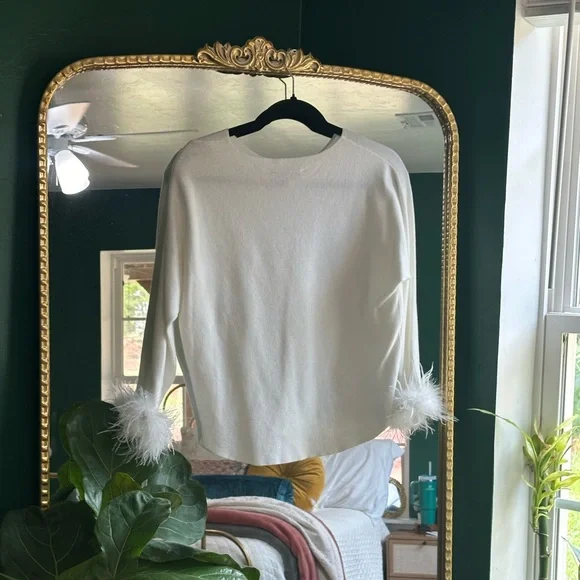 Bloomingdale’s Sioni Milano White Feathered Sweater. - Picture 6 of 7